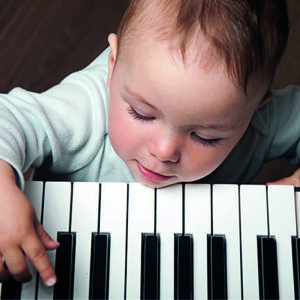 eveil musical bebe jouant du piano
