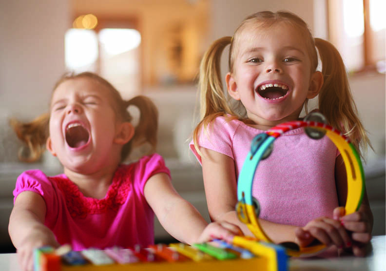 enfants jouant des rythmes avec tambourin et xylophone