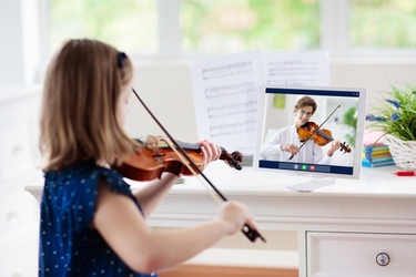 fille apprenant un instrument de musique à distance zoom musical