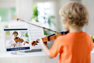 jeune enfant musicien violoniste apprenant la musique à distance zoom musical