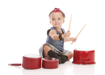 petite fille jouant des rythmes avec percussions batterie