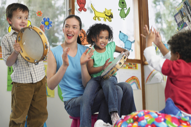 Cours de Musique Enfants jouant du tambourin