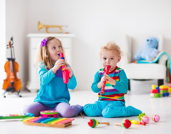 jeunes enfants jouant instruments de musique flute xylophone violon