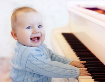 Bébé qui joue du Piano