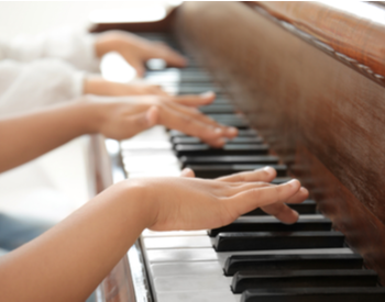 Apprendre à Jouer Du Piano Les Mains D'un Enfant Et D'un