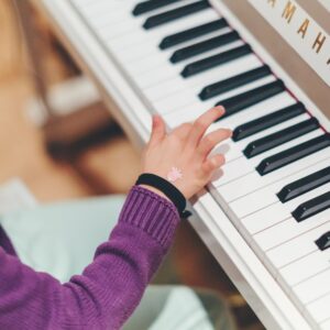 Enfant qui joue du piano