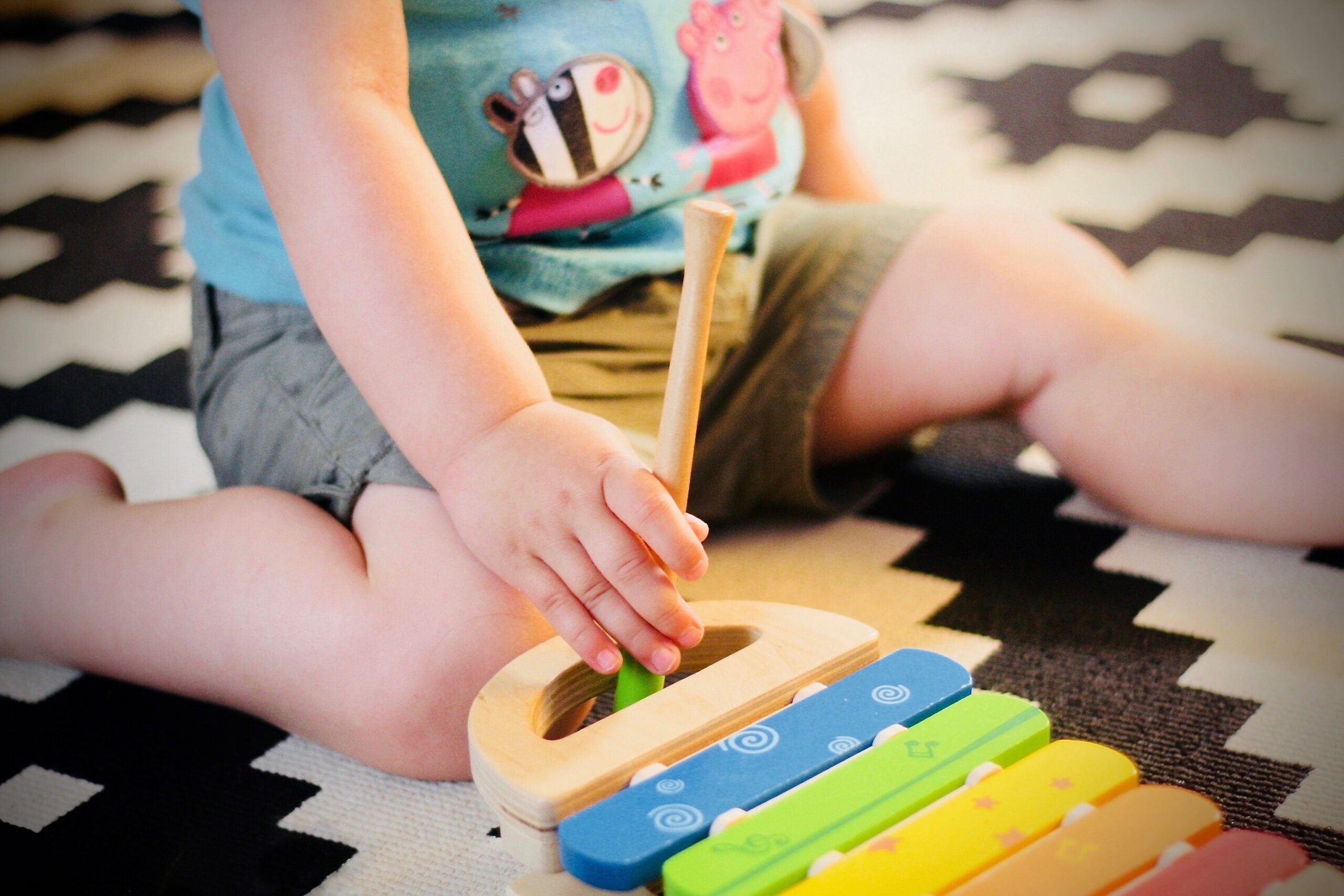 cours d'éveil musical bébé qui joue du xilophone