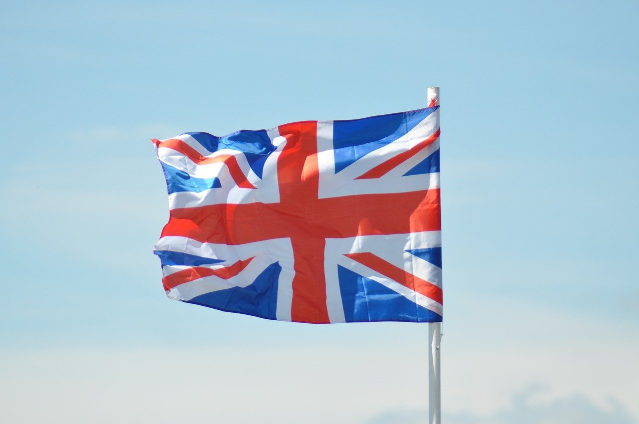 enfant qui tient un drapeau anglais