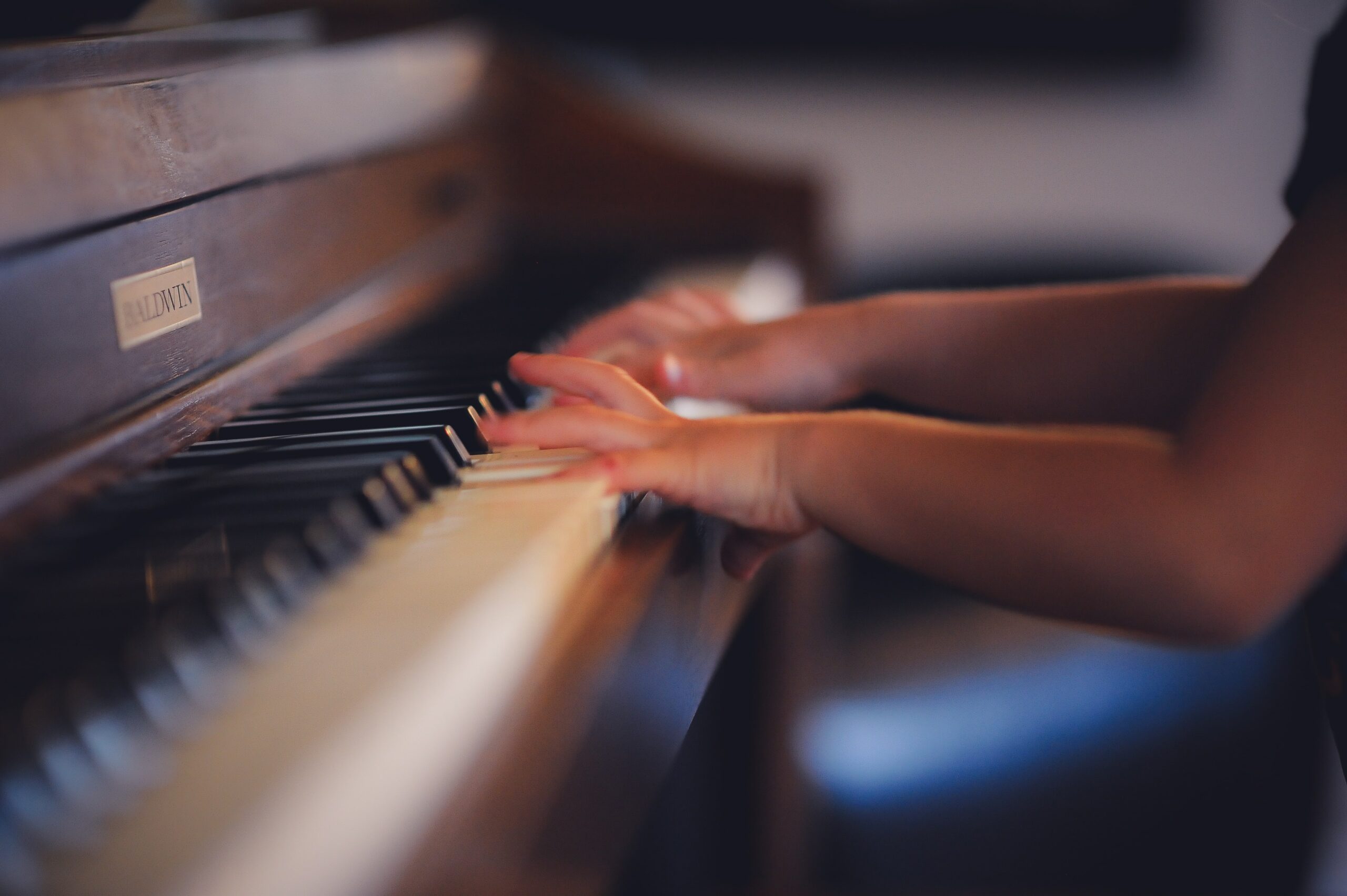 Enfant jouant du piano