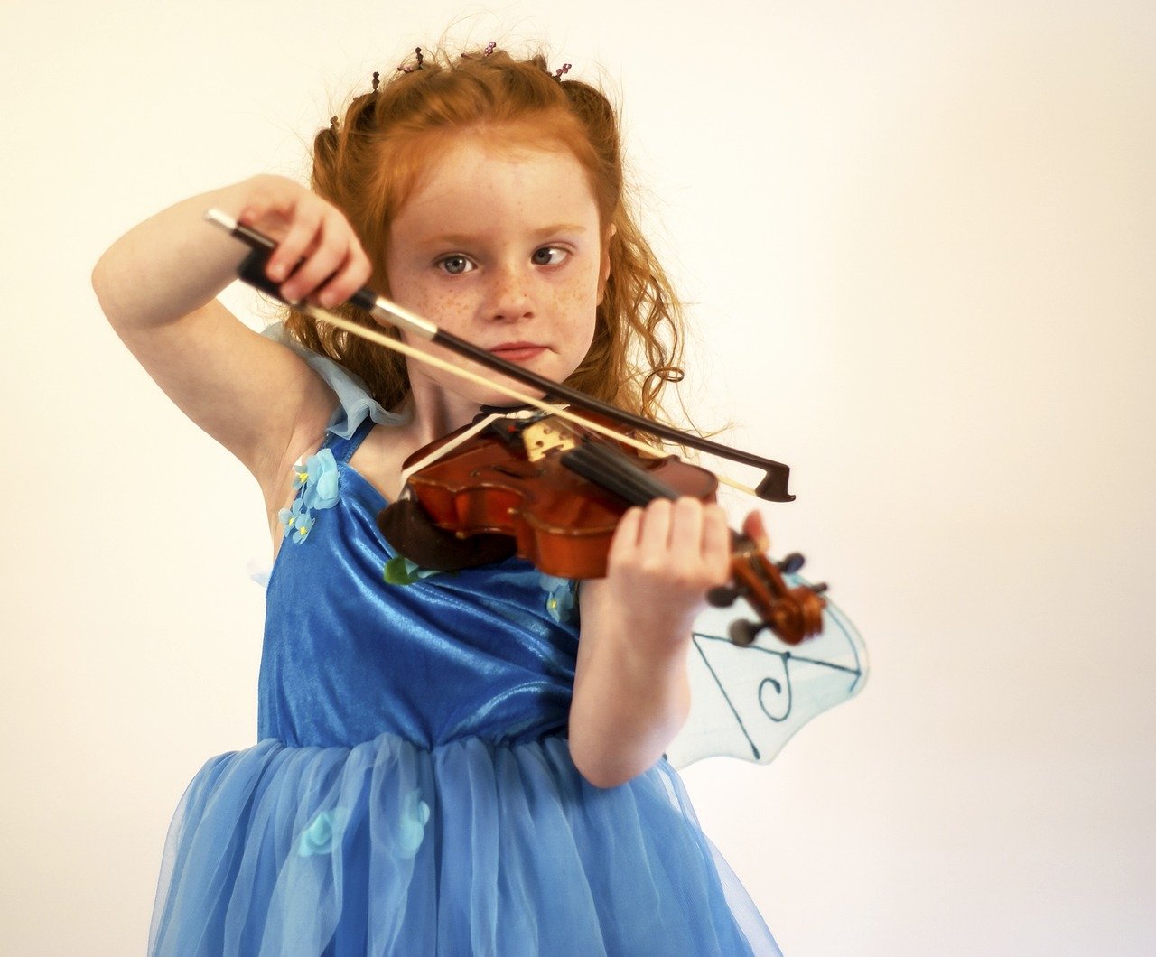 enfant 6 ans qui joue du violon
