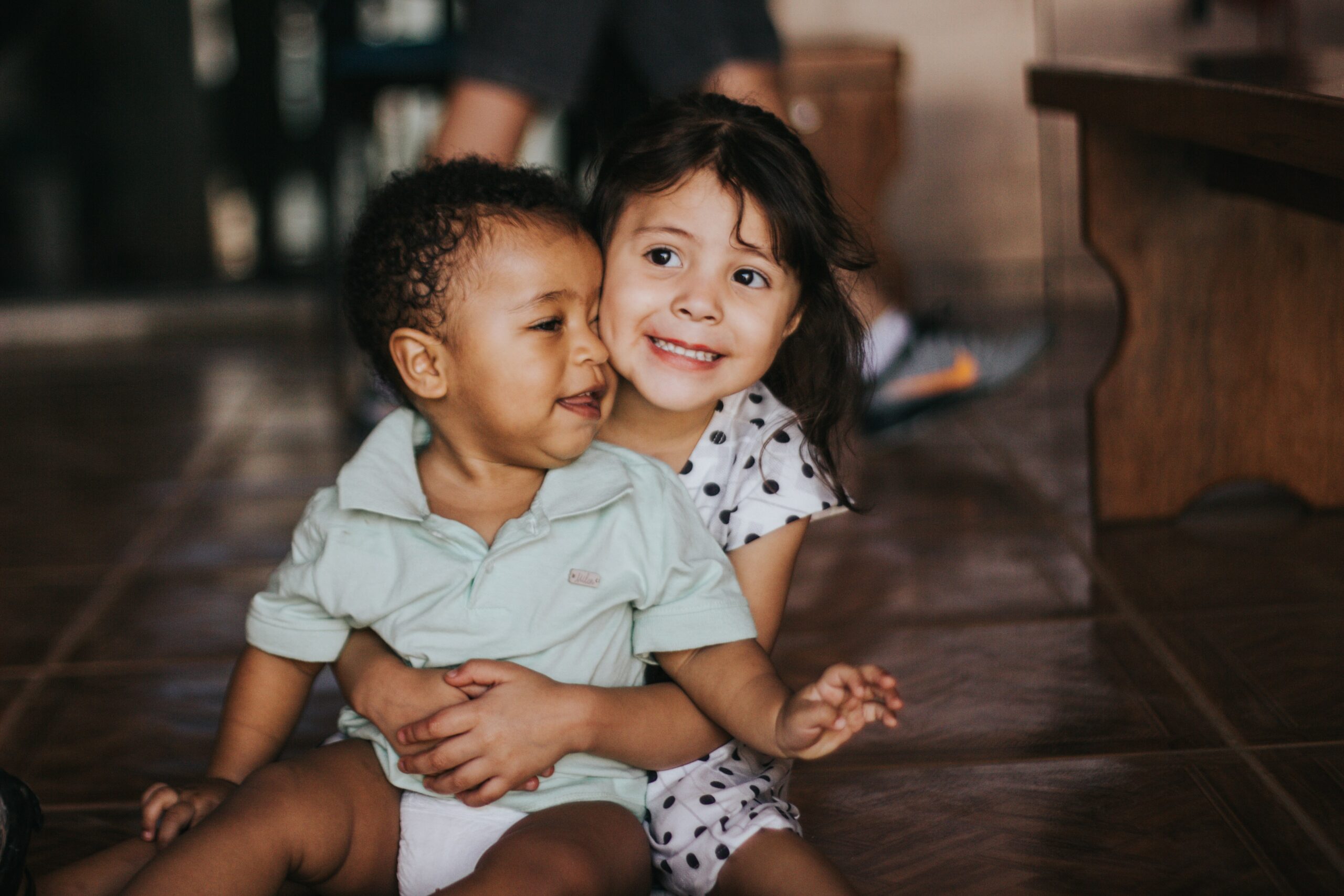 enfant-avec-un-bebe-dans-ses-bras