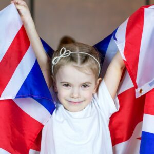 enfant qui tient un drapeau anglais