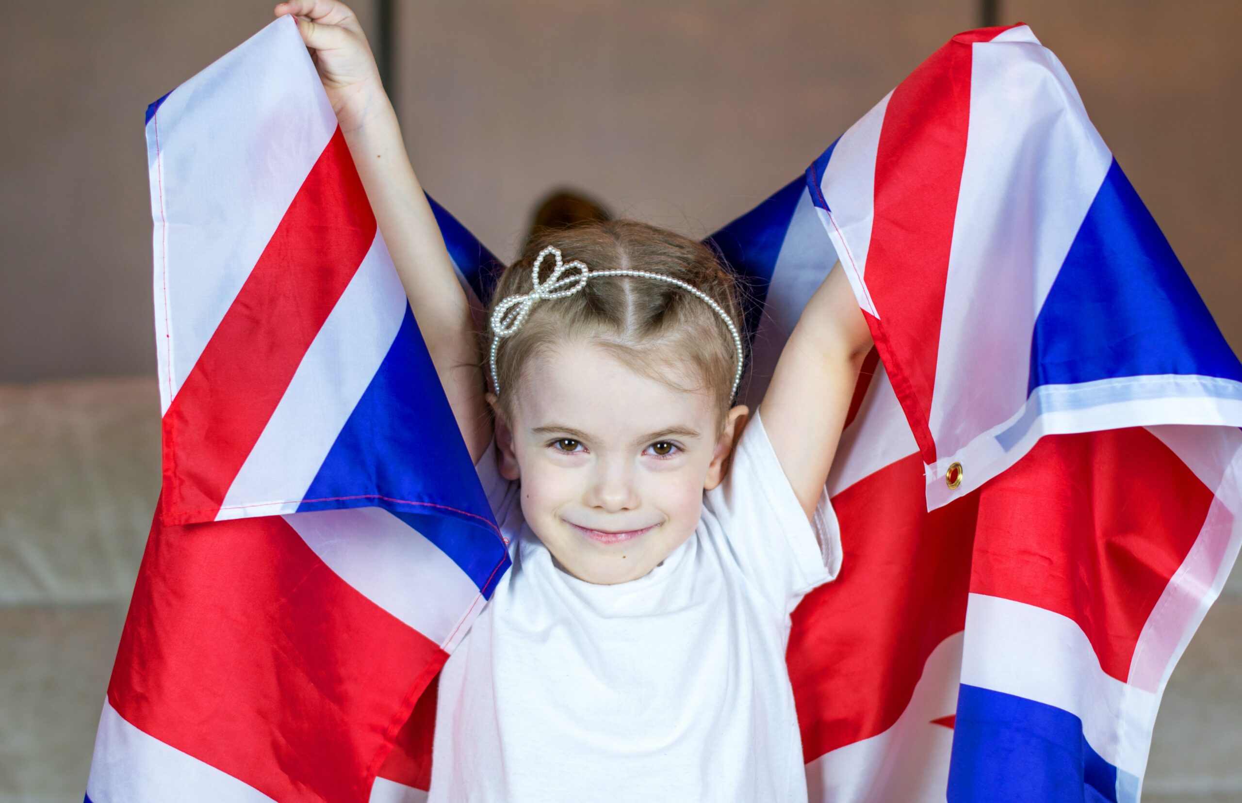 enfant qui tient un drapeau anglais