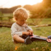 Bébé de 18 mois qui joue de la guitare