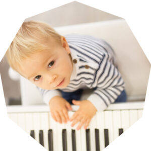 bebe qui joue du piano