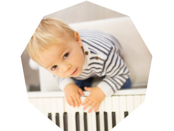 bebe qui joue du piano