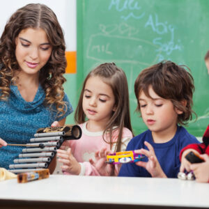 eveil musical maternelle enfant avec instruments de musique