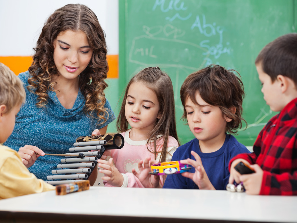 enfants de maternelle jouant des instruments de musique