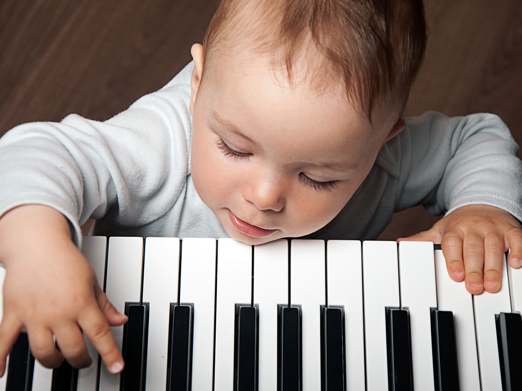 bebe qui joue du piano