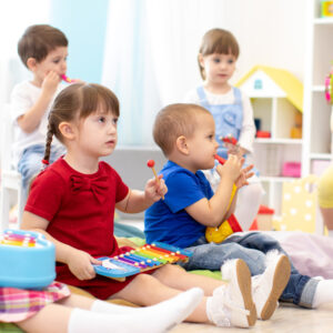 Enfants de 2 à 3 ans jouant avec des instruments musicau