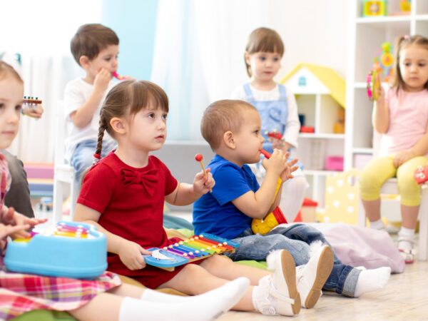 Enfants de 2 à 3 ans jouant avec des instruments musicau