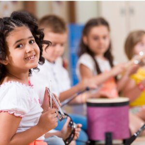 cours d'éveil musical avec enfants jouant des instruments de musique