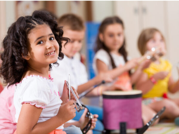 cours d'éveil musical avec enfants jouant des instruments de musique