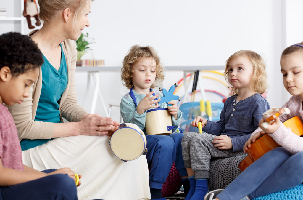 Cours de musique pour enfants de maternelle avec instruments de musique