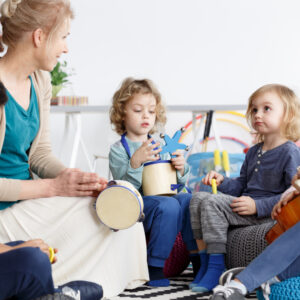 Cours de musique pour enfants de maternelle avec instruments de musique