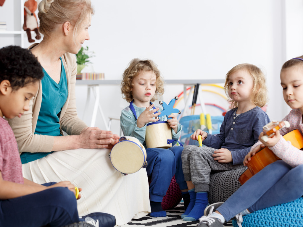 Cours de musique pour enfants de maternelle avec instruments de musique