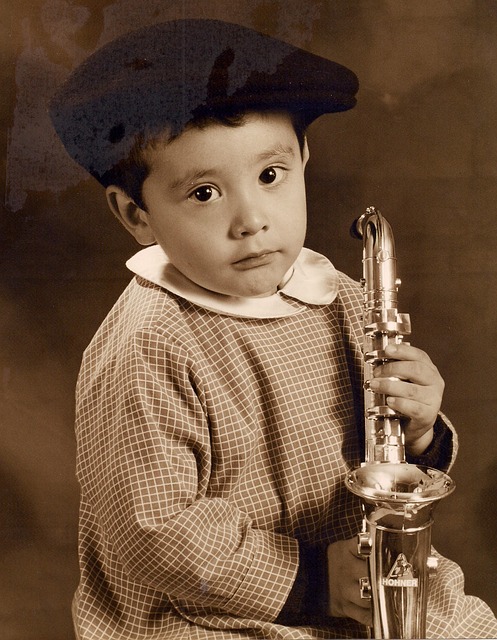 enfant de 3 ans qui joue du saxophone