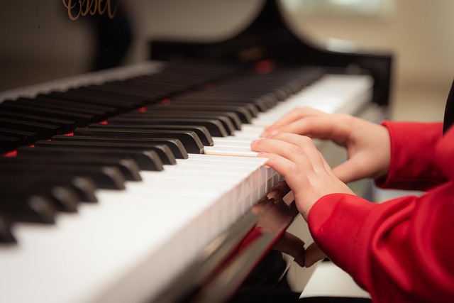 main d'enfant sur les touches blanches du piano 