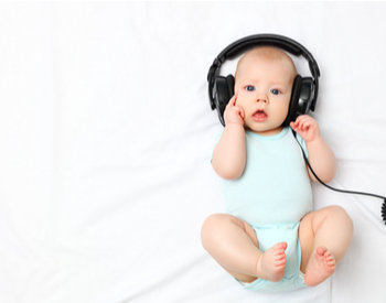 bébé entrain d'écouter de la musique 