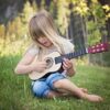 enfant de 5 ans qui joue guitare classique