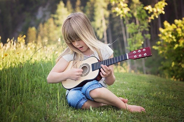 enfant de 5 ans qui joue guitare classique