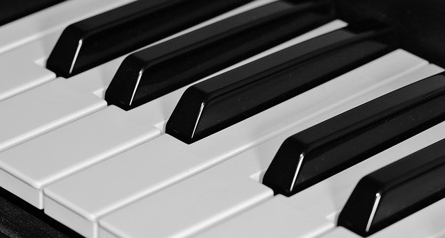 instrument de musique piano touches blanches et noires