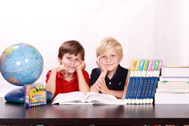 2 enfants garçon qui étudient