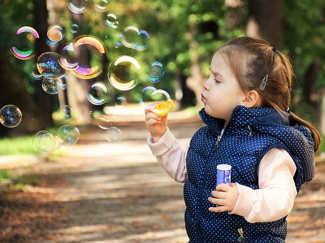 jeune enfant qui s'amuse