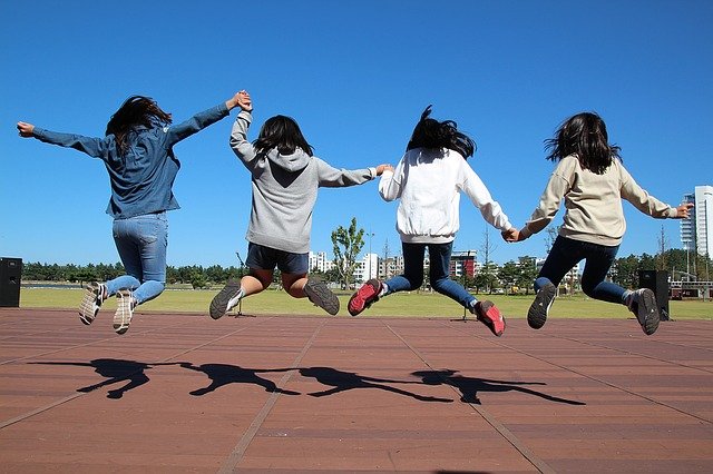 4 enfants qui sautent en meme temps