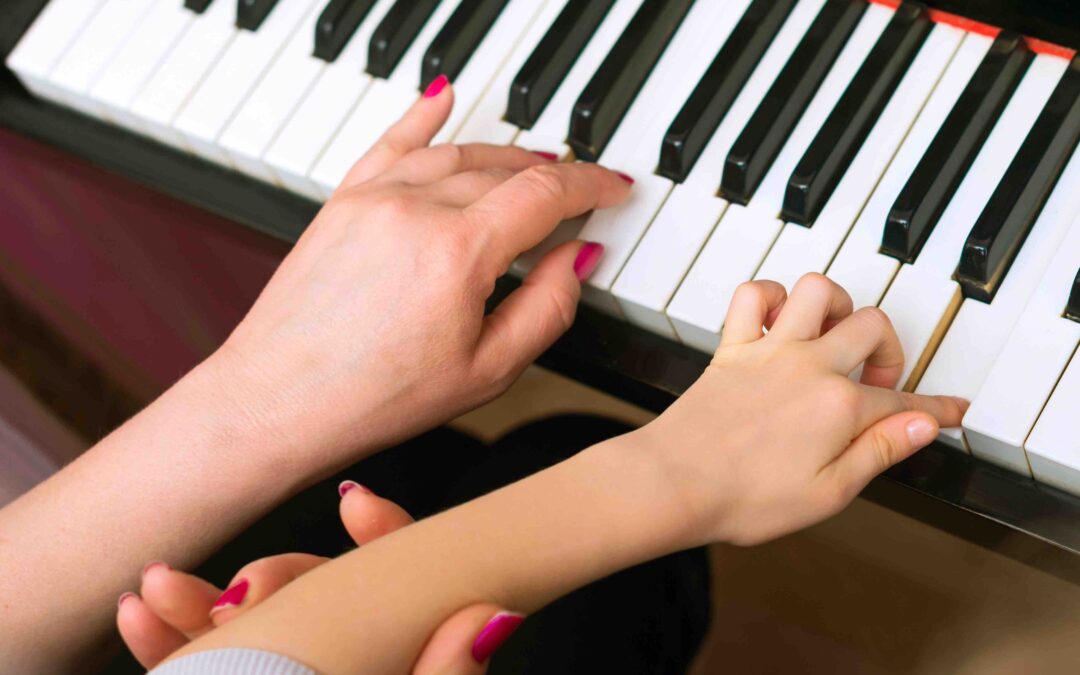 professeur piano enseigne main enfant pianiste