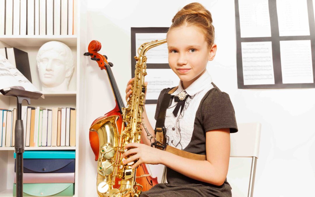 enfant musicienne jouant d'un instrument le saxophone