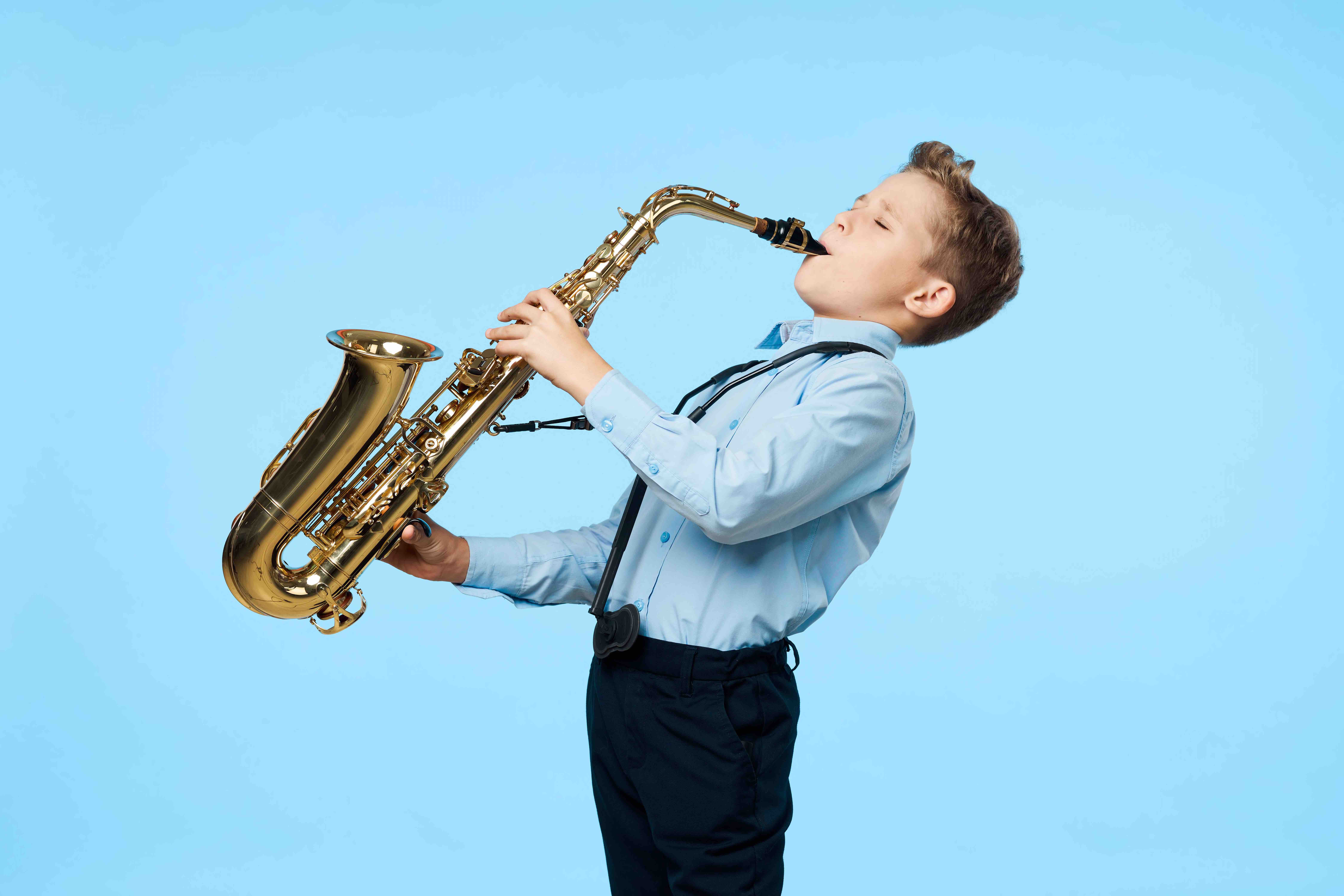 musicien enfant jouant saxophone