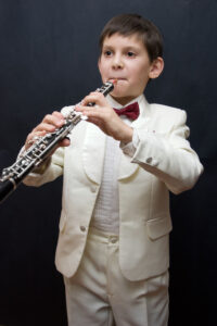Jeune musicien qui joue du hautbois