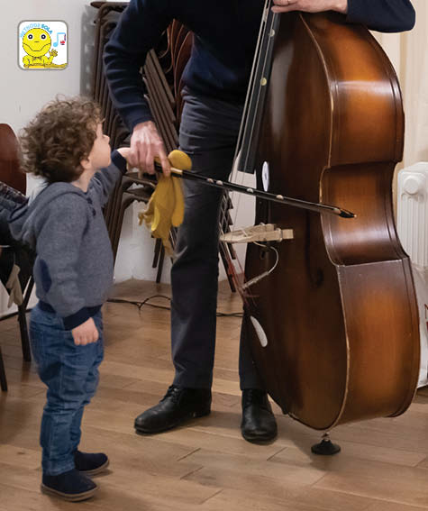 enfant 3 ans joue contrebasse instrument a cordes