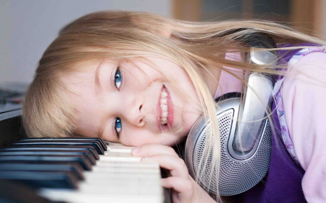 pianiste enfant 4 ans qui joue et sourit au piano