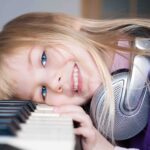 pianiste enfant 4 ans qui joue et sourit au piano