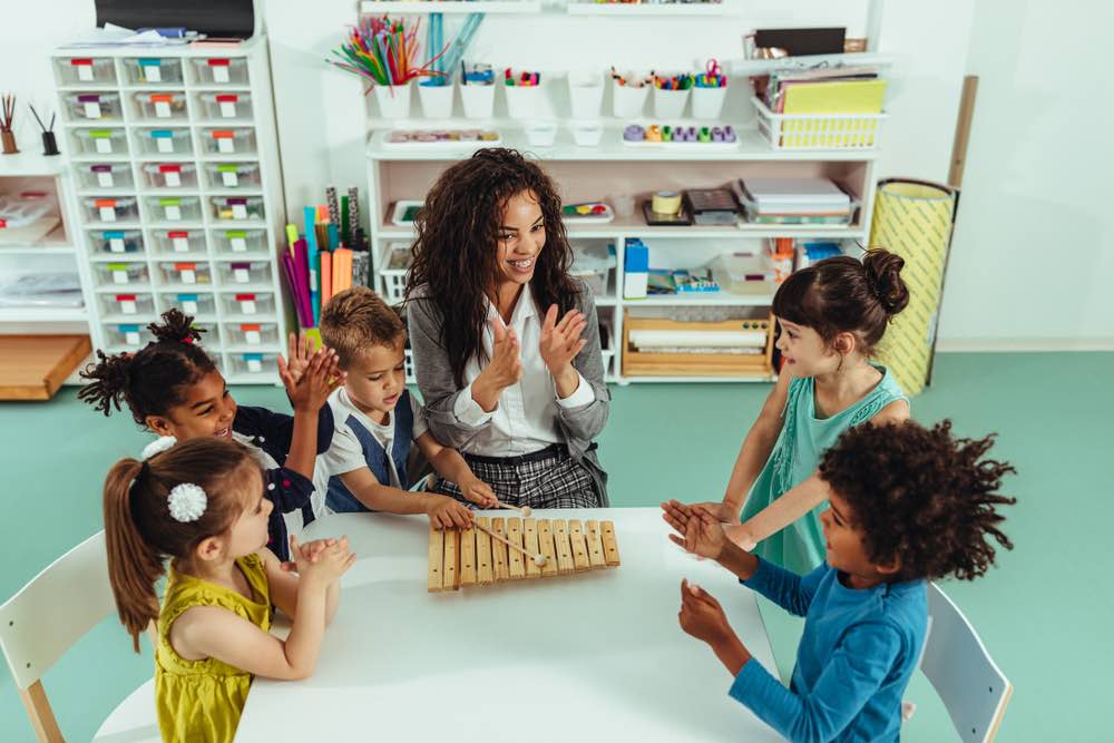 jeux musicaux maternelle enfant et maitresse ecole jouant instrument musique