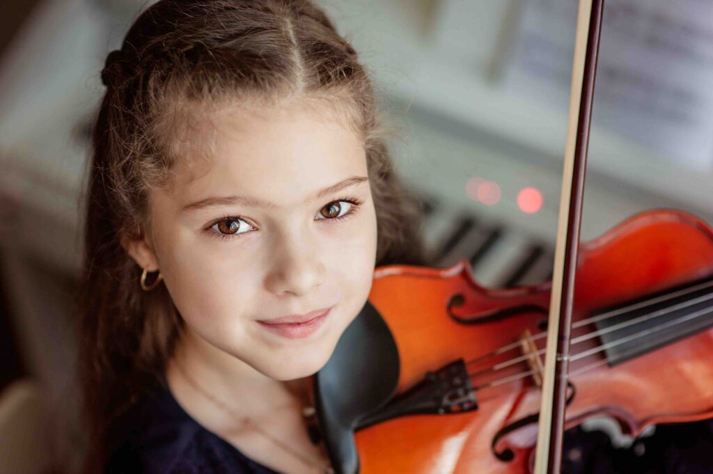 violon archet enfant qui joue de la musique