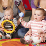 Bébé qui joue maracas avec maman