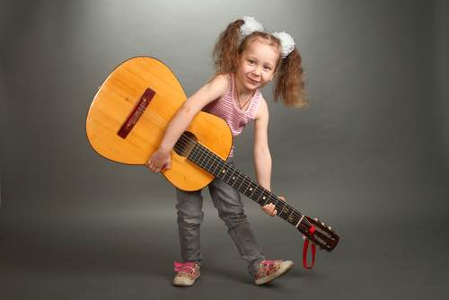 instrument de musique 4 ans jouant guitare